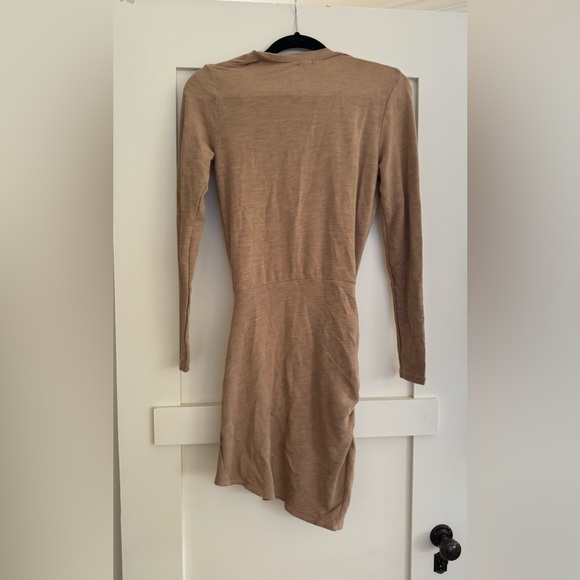 MONROW Super soft Long Sleeve V Dress - NWT - Picture 3 of 3